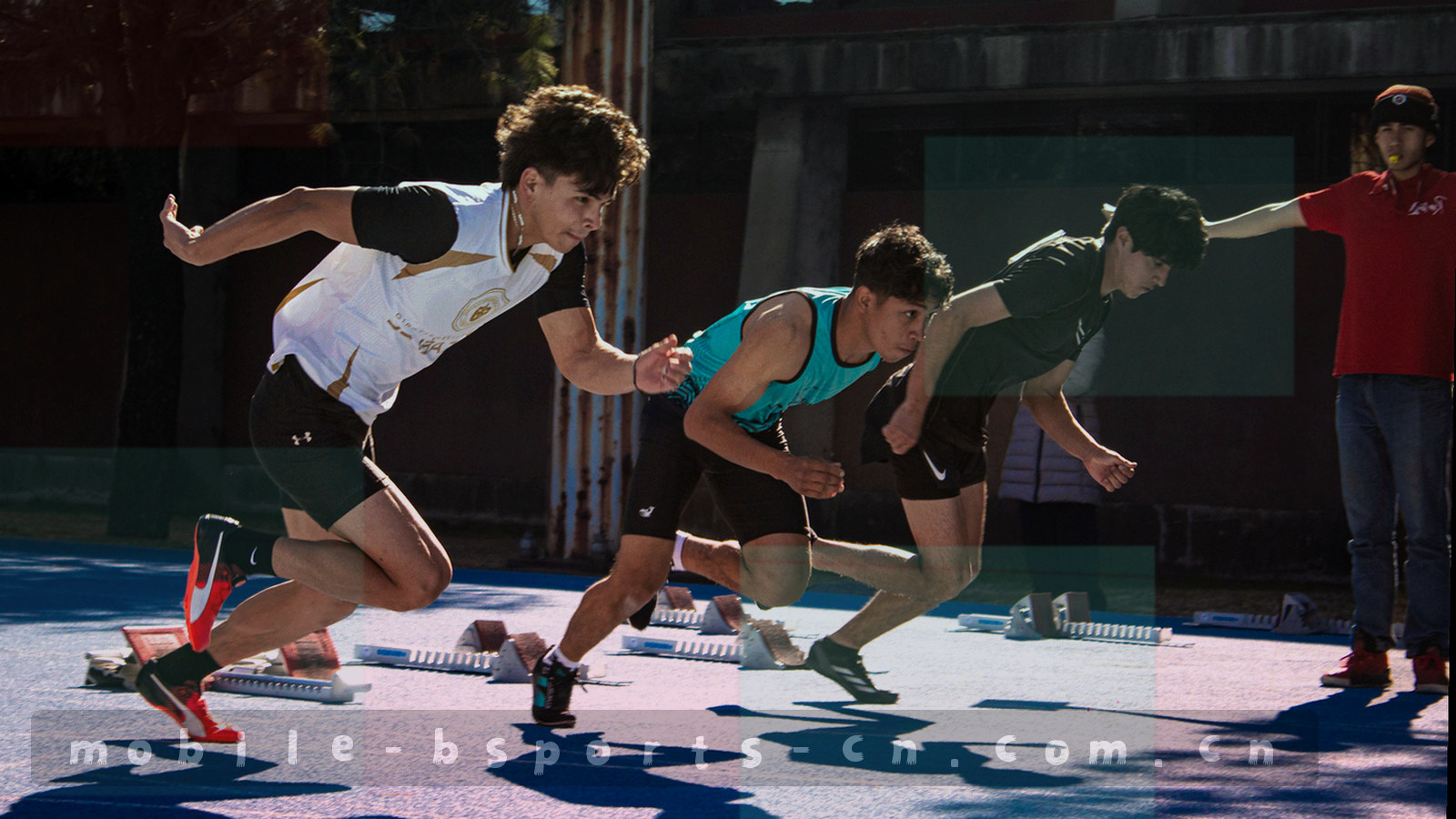 球场边线与网格交错构成的抽象边界示意